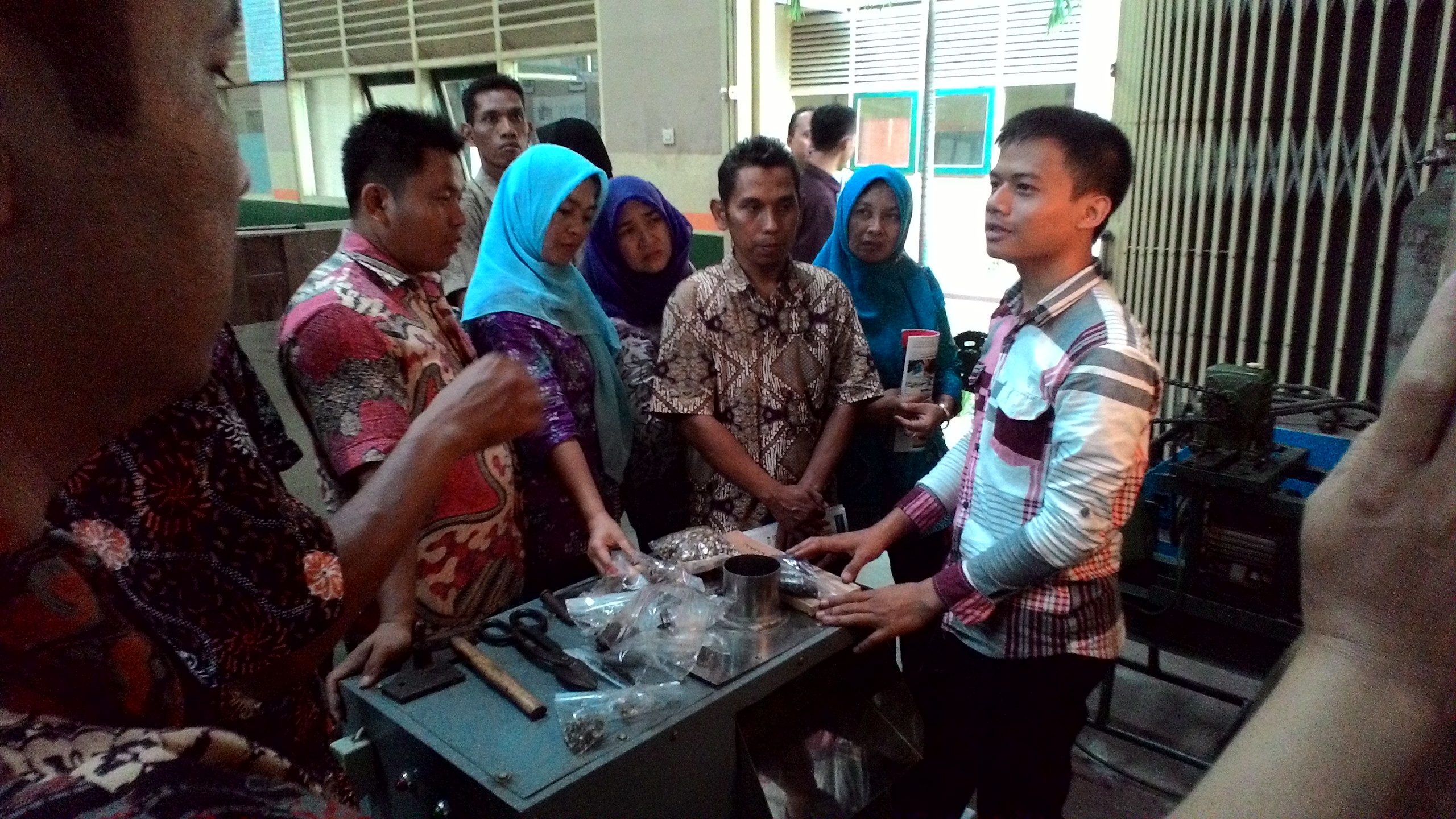 Salah satu kegiatan kunjungan dari sebuah sekolah di Ponorogo, sedang melihat produk hasil buatan siswa SMK Muga, sebagai studi banding, beberapa waktu lalu. (JIBI/Harian Jogja/SMK Muga)