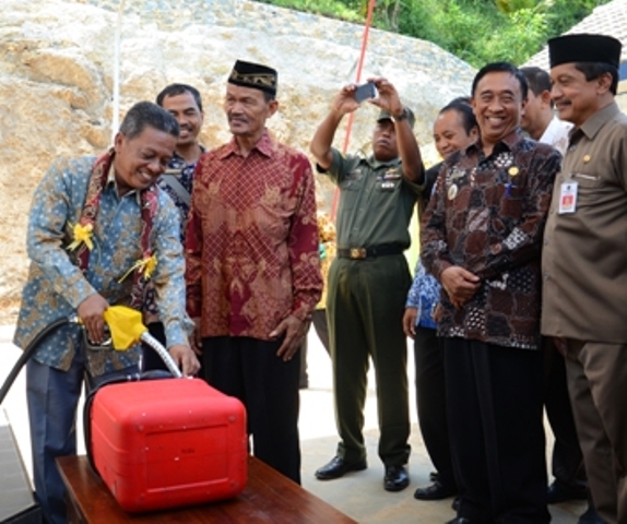 Bupati Pacitan, Indartato, meresmikan Stasiun Pengisian Bahan Bakar Nelayan (SPBN) di Dusun Tawang, Desa Sidomulyo, Kecamatan Ngadirojo, Pacitan, Kamis (21/4/2016). (pacitankab.go.id)