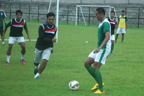 Saefudin (hijau, kanan) saat mengikuti sesi latihan sore di Stadion Tridadi, Selasa (5/4/2016).(Arief Junianto/JIBI/Harian Jogja)