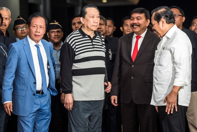 Kepala BIN Sutiyoso (kiri), Jaksa Agung HM Prasetyo (kanan) dan Deputi I BIN Sumiharjo Pakpahan (kedua kanan) mengawal terpidana penggelapan Bantuan Likuiditas Bank Indonesia Samadikun Hartono (kedua kiri) sesaatnya tiba di Bandara Halim Perdanakusuma, Jakarta, Kamis (21/4/2016) malam. (JIBI/Solopos/Antara/M Agung Rajasa)