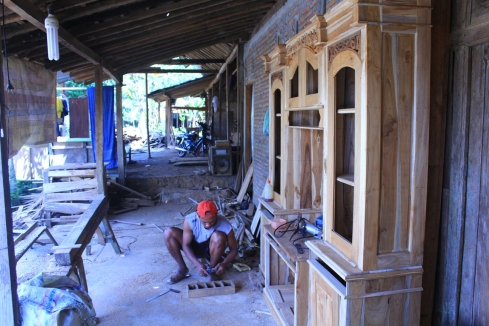 Pengrajin mebel Desa Sambirembe, Kecamatan Kalijambe, Sragen, Darmono, 36, menyelesaikan pembuatan mebel di rumahnya, Jumat (20/3/2015). (Abdul Jalil/JIBI/Solopos)