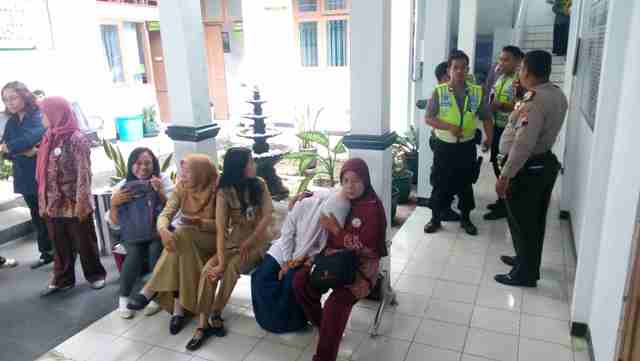 Ketua Aliansi Peduli Perempuan Sukowati (APPS) memeluk RS yang trauma sebelum diminta menjadi saksi korban dalam sidang di Pengadilan Negeri (PN) Sragen, Senin (11/4/2016). (M Khodiq Duhri/JIBI/Solopos)