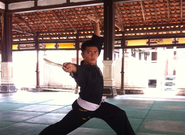 Pesilat Jateng, Linggar Jati Nugraha, berlatih di Padepokan Pencak Silat Jateng, di Kartasura, Sukoharjo, Selasa (5/4). Linggar akan turun di kelas seni gerak tunggal putra pada PON 2016 di Jawa Barat, September 2016 nanti. (Espos/Hanifah Kusumastuti)