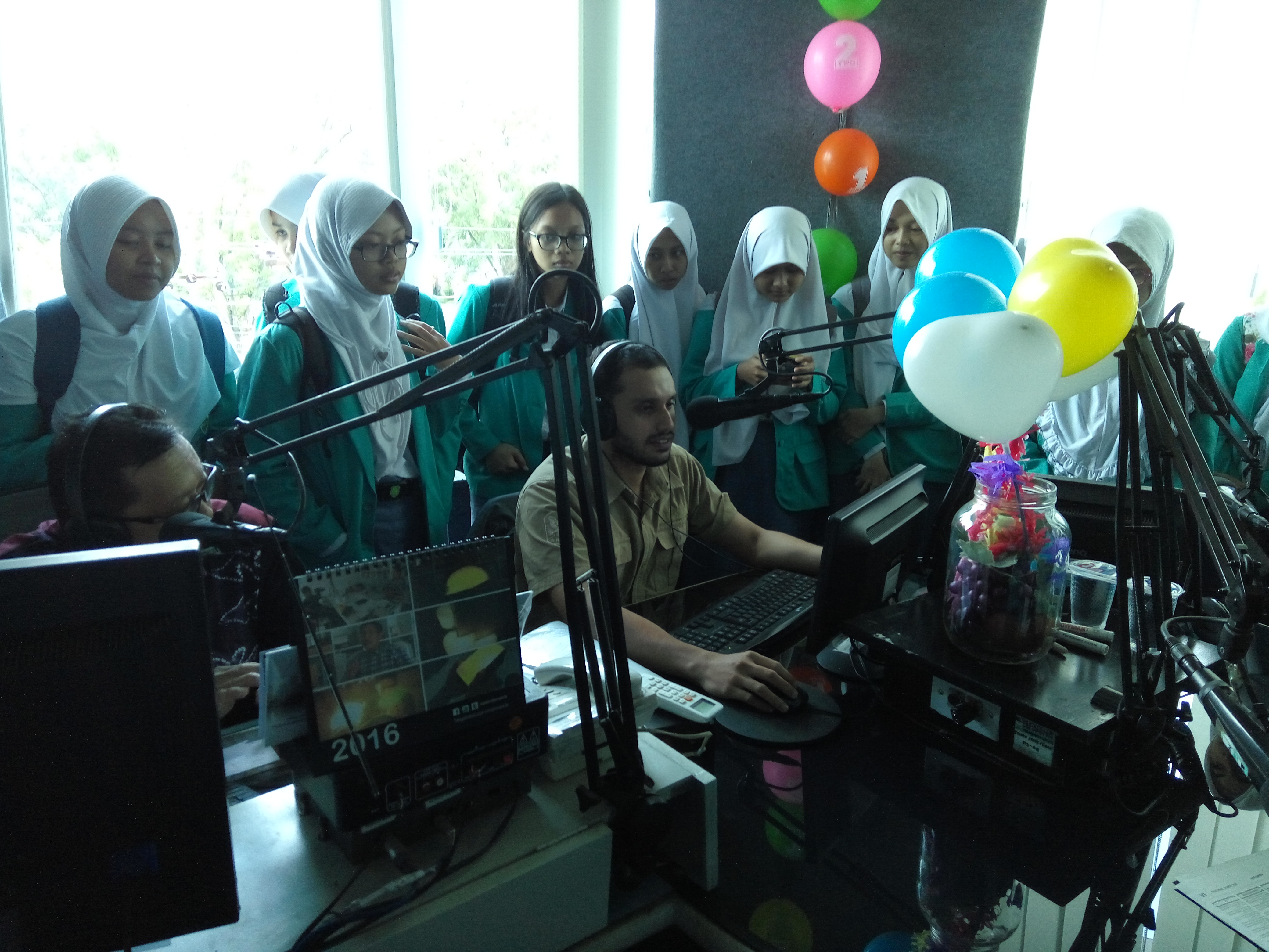 Siswa Kelas X SMAN 1 Solo di Ruang Radio Soloposfm (Haryo Prabancono/JIBI/Solopos.com)
