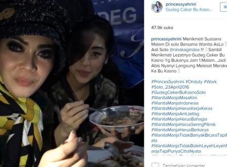 Syahrini saat makan di Gudeg Ceker Bu Kasno, Solo (Instagram.com)