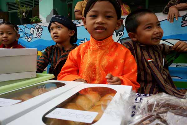Siswa Taman Indria Ibu Pawiyatan Tamansiswa (TK Tamansiswa) menjual dan menjelaskan hasil karya dalam bazar yang digelar Sabtu (23/4/2016). (JIBI/Harian Jogja/dok. TK Tamansiswa)