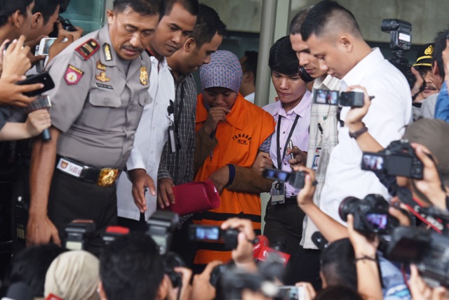 Jaksa Pidana Khusus Kejaksaan Tinggi Jawa Barat Deviyanti Rochaeni (tengah) mengenakan rompi tahanan seusai menjalani pemeriksaan di Gedung KPK, Jakarta, Selasa (12/4/2016). Deviyanti merupakan salah satu tersangka yang terjaring dalam Operasi Tangkap Tangan (OTT) yang dilakukan di Subang pada Senin (11/4) lalu dengan tersangka lainnya yakni Bupati Subang Ojang Suhandi, Mantan Kadis Kesehatan Subang Jajang Abdul Kholik yang menjadi terdakwa, istri Jajang, Lenih Marliani, dan Ketua Tim JPU Kejati Jabar yang menangani kasus Jajang, Fahri Nurmallo terkait kasus dugaan suap rencana penuntutan dalam kasus penggelapan dana BPJS Kesehatan Subang. (JIBI/Solopos/Antara/Hafidz Mubarak A)