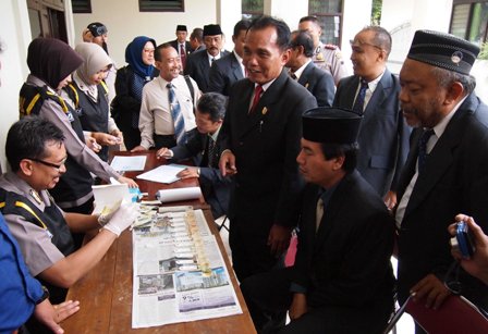 Legislator DPRD Karanganyar (kanan) antre tes urine secara mendadak oleh tim Dokkes Polres Karanganyar, Rabu (13/4/2016). (Kurniawan/JIBI/Solopos)