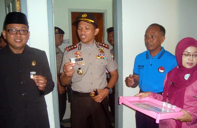 Ketua DPRD Sragen Bambang Samekto (kiri) dan Kapolres Sragen AKBP Ari Wibowo menunjukkan urinenya di depan toilet DPRD Sragen, Kamis (28/4/2016). (Tri Rahayu/JIBI/Solopos)