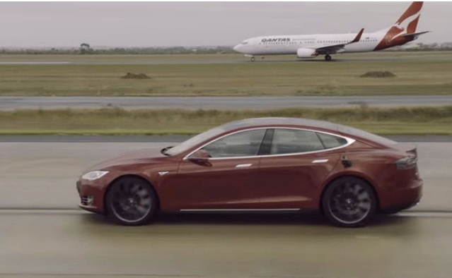 Tesla Model S vs Boeing 737-800. (Youtube.com)