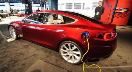 Tesla S sedang mengisi daya baterai. (Dailymail.co.uk)