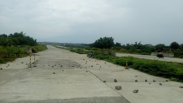 Pengendara sepeda motor melintas di jalan tol Solo-Kertosono (Soker) yang telah disebari batu oleh warga di Desa Sindon, Ngemplak, Boyolali, Minggu (25/4/2016). (Muhammad Ismail/JIBI/Solopos)
