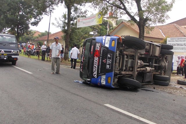 Warga berkerumun di dekat truk tangki pengangkut air yang terguling di depan SMPN 2 Karangpandan, Rabu (6/4/2016) pagi. (Kurniawan/JIBI/Solopos)