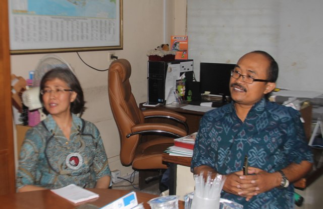 Pembantu Rektor (Purek) IV Universitas Kristen Satya Wacana (UKSW), Martha Nandari (kiri), dan Purek II UKSW, Teguh Wahyono, saat memberi keterangan kepada media terkait kepemilikan akun Facebook Charlie Heboh di Kampus UKSW Salatiga, Senin (4/4/2016). (Imam Yudha S/JIBI/Semarangpos,com)