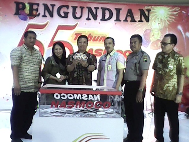Operator Manager Nasmoco Group Agus Partono (empat dari kanan) menunjukkan kupon pada pengundian program undian Fantatasik 55 Tahun Nasmoco di Mall Paragon Semarang, Jumat (15/4/2016). (Insteyonoto/JIBI/Semarangpos.com)