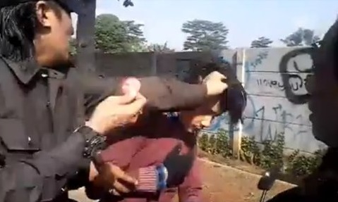 Pria dianiaya usai kedapatan pakai pin komunis. (Istimewa/Youtube)