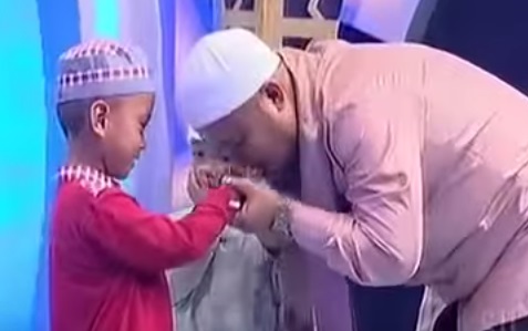 Amir Faisol tak ragu mencium tangan Musa. (Istimewa/Youtube)