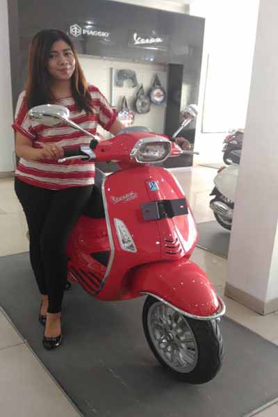 Salah satu karyawan Piagio Kharisma Jogja menunjukkan beberapa tipe Vespa yang tampil dengan berbagai warna, Selasa (12/4). (Bernadheta Dian/JIBI/Harian Jogja)