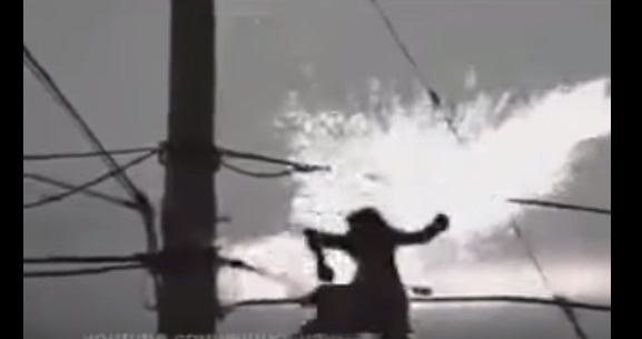 Video pria tersengat listrik. (Istimewa/Youtube)