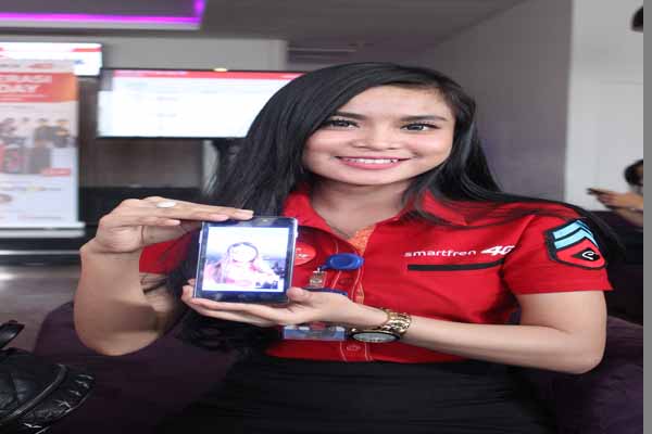 Seorang sales sedang menunjukkan pangginal menggunakan Teknologi Voice Over LTE (VoLTE) dari Smartfren di Kafe Cubic, Demangan Baru, Sleman, Sabtu (16/4/2016).(Kusnul Isti Qomah/JIBI/Harian Jogja)