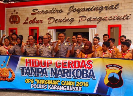 Wakapolda Jateng, Brigjend Pol Awang Anwarudin (depan, empat dari kiri) didampingi Kapolres Karanganyar, AKBP Mahedi Surindra (depan, lima dari kiri) dan perwira Polres Karanganyar, berfoto bersama para pelajar anti-narkoba, Jumat (15/4/2016) siang. (KUrniawan/JIBI/Solopos)