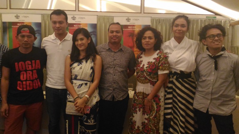 Beberapa pemain film Ada Apa Dengan Cinta (AADC 2) dan kru berfoto bersama usai mengikuti Media Gathering di Greenhost Boutique Hotel, Jumat (22/4/2016). (Bernadheta Dian Saraswati/JIBI/Harian jogja)