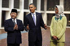 K.H. Ali Mustafa Ya'qub (kiri) saat masih menjadi Imam Masjid Istiqlal menerima kunjungan Presiden Amerika Serikat (AS) Obama dan istrinya (wikipedia)