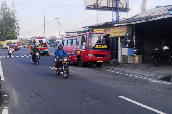 Sebuah bus sedang menunggu penumpang di seputaran bundaran Siyono, Logandeng, Playen, Jumat (1/4/2016). (David Kurniawan/JIBI/Harian Jogja)