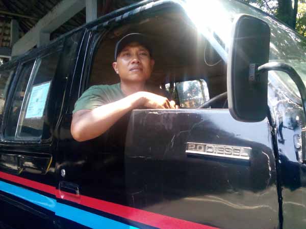 Indriyanto saat akan memulai perjalanan trayek Jombor - Prambanan di Terminal Jombor, Selasa (29/3/2016). (Sunartono/JIBI/Harian Jogja)