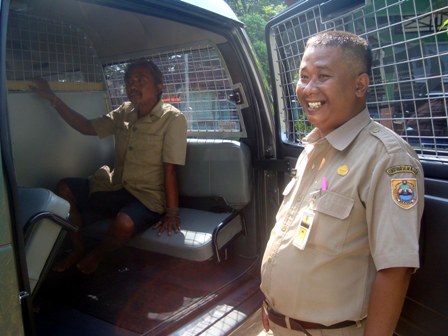 Slamet, 55, orang gila asal Sidoarjo, duduk di kursi pelayanan rehabilitasi sosial Dinas Sosial (Dinsos) Sragen, Senin (25/4/2016). Slamet dibawa ke RSJ Solo untuk proses penyembuhan. (Tri Rahayu/JIBI/Solopos)