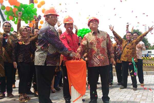Direktur Operasional PT Adhi Persada Properti (APP) Pulung Prahasto (kiri depan), Camat Mlati Suyudi (tengah), dan Direktur Utama PT APP Ipuk Nimpuno (depan kiri) memencet tombol sebagai penanda groundbreaking Apartemen Taman Melati Sinduadi Jogja, Sabtu (23/4/2016). (Bernadheta Dian Saraswati/JIBI/Harian Jogja)