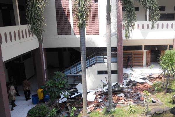 Kondisi atap teras gedung Setda Gunungkidul yang runtuh, Jumat (22/4/2016). (David Kurniawan/JIBI/Harian Jogja)