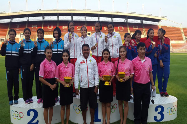 Tim atletik Indonesia (berkostum Merah Putih) berpose seusai menerima pengalungan medali emas dari nomor lari estafet 4x100 m putri pada South East Asia Youth Athletics Championships di Thailand, akhir pekan lalu. Tim Indonesia ini diperkuat salah satu atlet asal Salatiga, yakni Liviana Rizky. (Istimewa/kiriman salah satu pengurus PASI Jateng)