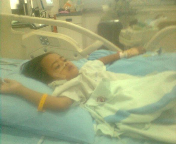 Ayunda Dewi Nasiroh, 7, bocah tanpa anus asal Ponorogo terbaring di RSUD dr. Moewardi Solo. (Istimewa)