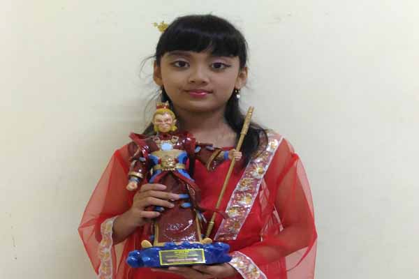Jesika Kanaya membawa piala kemenangan dalam Lomba Cerita Bahasa Mandarin dalam Pekan Budaya Tionghoa Yogyakarta (PBTY), Rabu (6/4/2016). ( Bernadheta Dian Saraswati /JIBI/Harian Jogja)