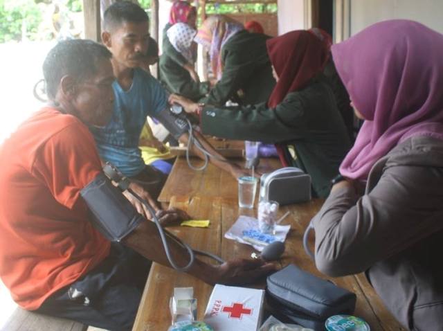 Sejumlah anggota komunitas di Ponorogo menggelar bakti sosial di kampung Tunagrahita di Dusun Sidowayah, Desa Sidoharjo, Jambon, Minggu (10/4/2016). (Facebook-Semua Tentang Ponorogo)