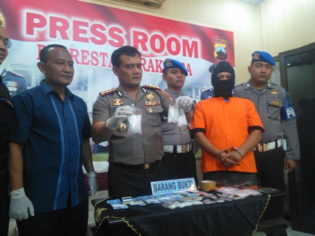 Kapolresta Solo Kombes Pol.Ahmad Luthfi menunjukkan barang bukti sabu sabu seberat 350 gram hasil pengungkapan polisi di Mapolresta Solo, Senin (12/4/2016). (Arie Susanto/JIBI/Solopos)