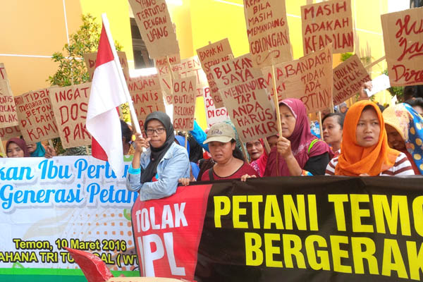 Demo ratusan warga yang tergabung dalam Wahana Tri Tunggal di PTUN Jogja, Senin (18/4/2016). (Ujang Hasanudin/JIBI/Harian Jogja)