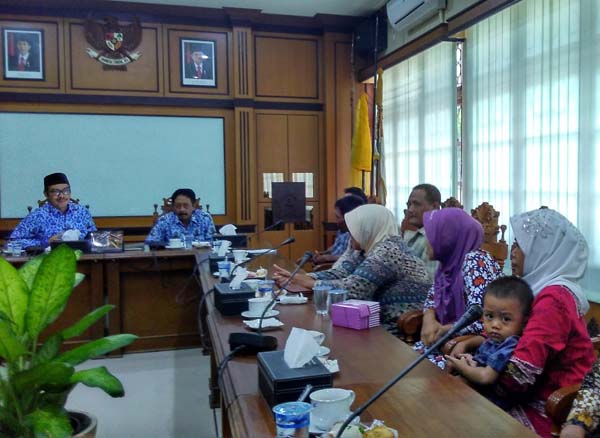 Belasan warga terdampak pembangunan New Yogyakarta International Airport (NYIA) asal Dusun Bapangan dan Kepek, Desa Glagah, Temon, menemui Bupati Kulonprogo Hasto Wardoyo di kantornya, Senin (18/4/2016). (Rima Sekarani I.N./JIBI/Harian Jogja)