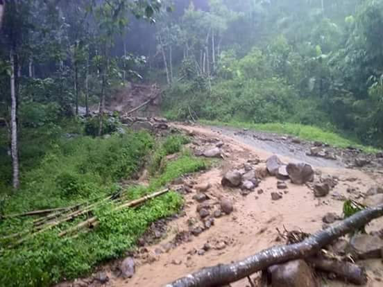Foto banjir yang melanda Desa Wisata Sepakung, Banyubiru, Kabupaten Semarang, Selasa (12/4/2016) sore, yang diunggah oleh Noer Cholik melalui akun Twitter @cholikk. (Twitter.com)