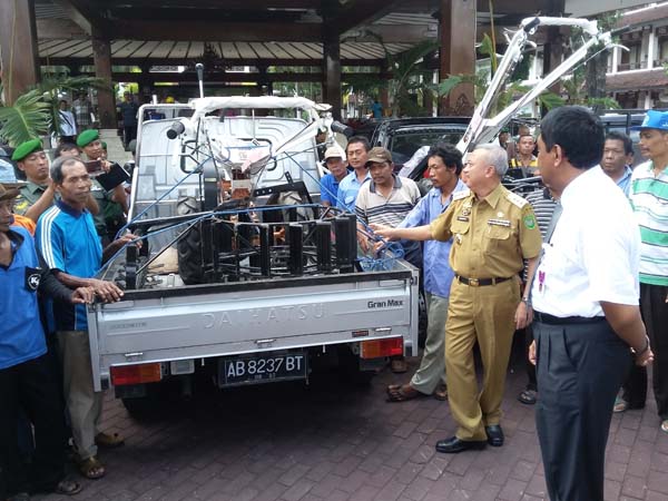 Bupati Bantul (dua kanan) didampingi Plt Kepala Dinas Pertanian dan Kehutanan Heni Purwanta (kanan) dalam acara penyerahan bantuan Alat Mesin Pertanian kepada 35 kelompok tani di Pendopo Parasamya, Bantul, Selasa (19/4/2016). (Yudho Priambodo/JIBI/Harian Jogja)
