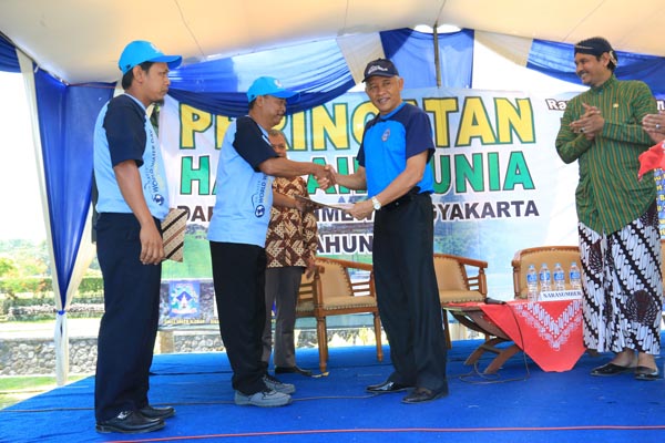 Bupati Sleman Sri Purnomo menyerahkan bantuan bronjong secara simbolis tanda dimulainya konservasi tebing Kali Opak tahun ini, di kompleks wisata Taman Candi Prambanan pada Rabu (26/4/2016). (Abdul Hamied Razak/JIBI/Harian Jogja)