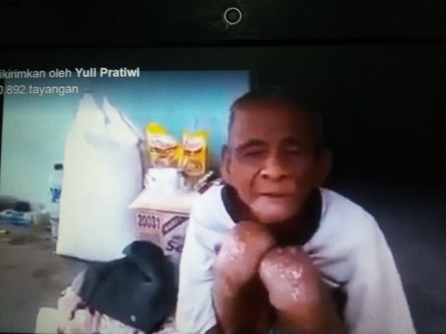 Ayah dari Poniatun, warga Ponorogo yang menjadi TKW di Malaysia, merindukan kepulangan anaknya. (Facebook-Yuli Pratiwi)