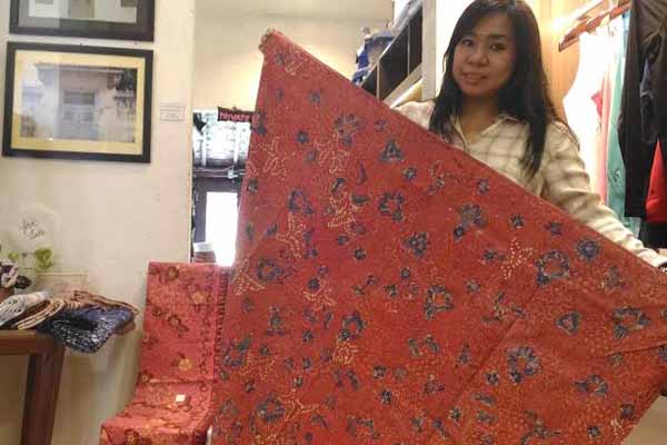 Pemilik Tirana House, Nunuk Handayani, menunjukkan salah satu batik Lasem yang dipamerkan dalam acara KesengsemLasem, Juamt (15/4/2016). (Bernadheta Dian Saraswati/JIBI/Harian Jogja)