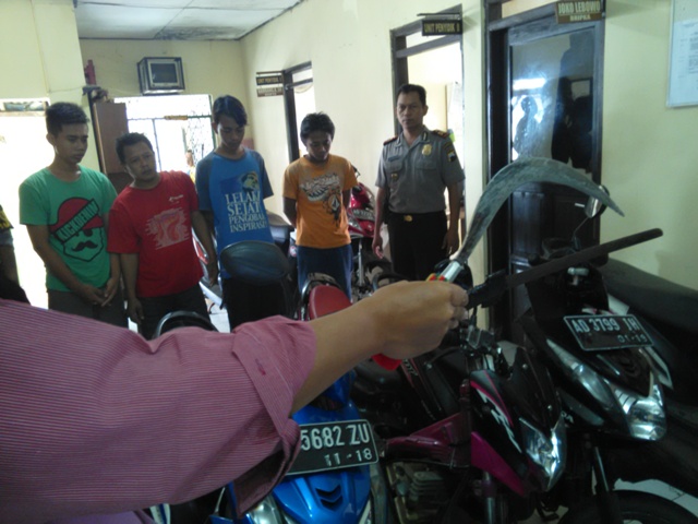 Keempat begal diringkus aparat Polsek Jebres seusai merampas sepeda motor dan handphone korban di Mojosongo, Jebres, Selasa (19/4/2016) pekan lalu. (Aries Susanto/JIBI/Solopos)