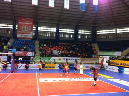 Pemain Jakarta Pertamina Energi, Renato Hermely (paling kanan) bersiap menerima bola ketika melawan Jakarta BNI Taplus pada Final Four Seri I Pertamina Proliga 2016 di GOR C-Tra Arena, Jakarta, Sabtu (30/4/2016). (Hanifah Kusumastuti/JIBI/Solopos)