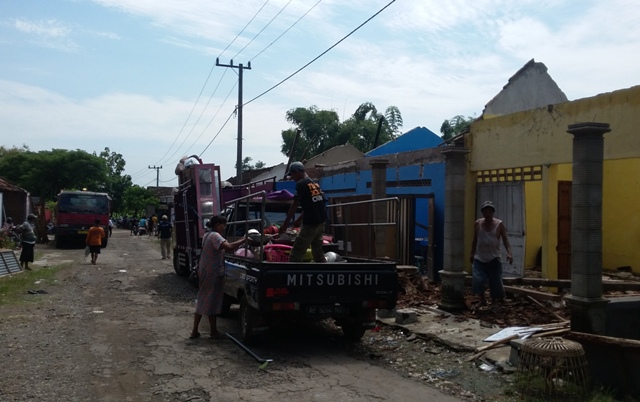 Pekerja mengankut perabotan rumah tangga milik Wati, salah satu penghuni rumah di eks lokalisasi Kedung Banteng di Sukorejo, Ponorogo, menggunakan pikap, Selasa (12/4/2016). (Abdul Jalil/JIBI/Madiunpos.com)