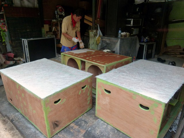 Mursid, 50, menyelesaikan pembuatan boks sound system dengan melapisi fiber glass di selter PKL Jl. Hasanudin, Mangkubumen, Solo, Selasa (19/4/2016). (Sunaryo Haryo Bayu/JIBI/Solopos)