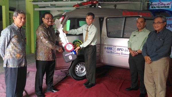 Direktur Utama Bank BPD DIY Bambang Setiawan (dua kanan) menyerahkan simbol kunci mobil ambulance kepada Direktur Utama RS PKU Muhammadiyah Joko Murdiyanto (tiga kanan), Kamis (7/4/2016). (Bernadheta Dian Saraswati/JIBI/Harian Jogja)