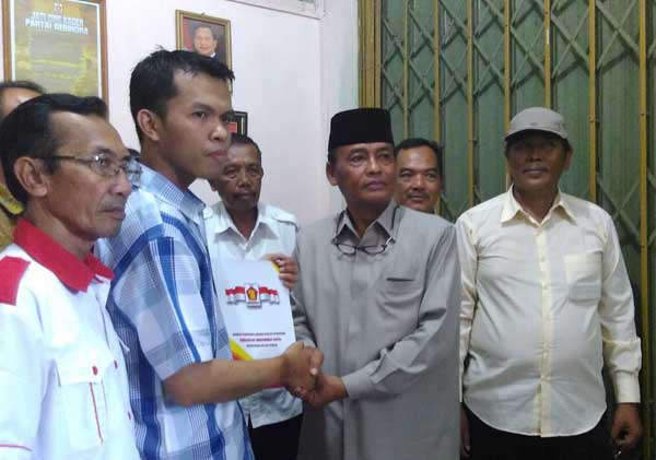 Mantan anggota Kopassus asal Pengasih, Brigjen Purnawirawan Budiono saat mengambil formulir pendaftaran calon bupati di sekretariat Dewan Pimpinan Cabang (DPC) Gerindra Kulonprogo, Kamis (31/3/2016). (Rima Sekarani I.N./JIBI/Harian Jogja)